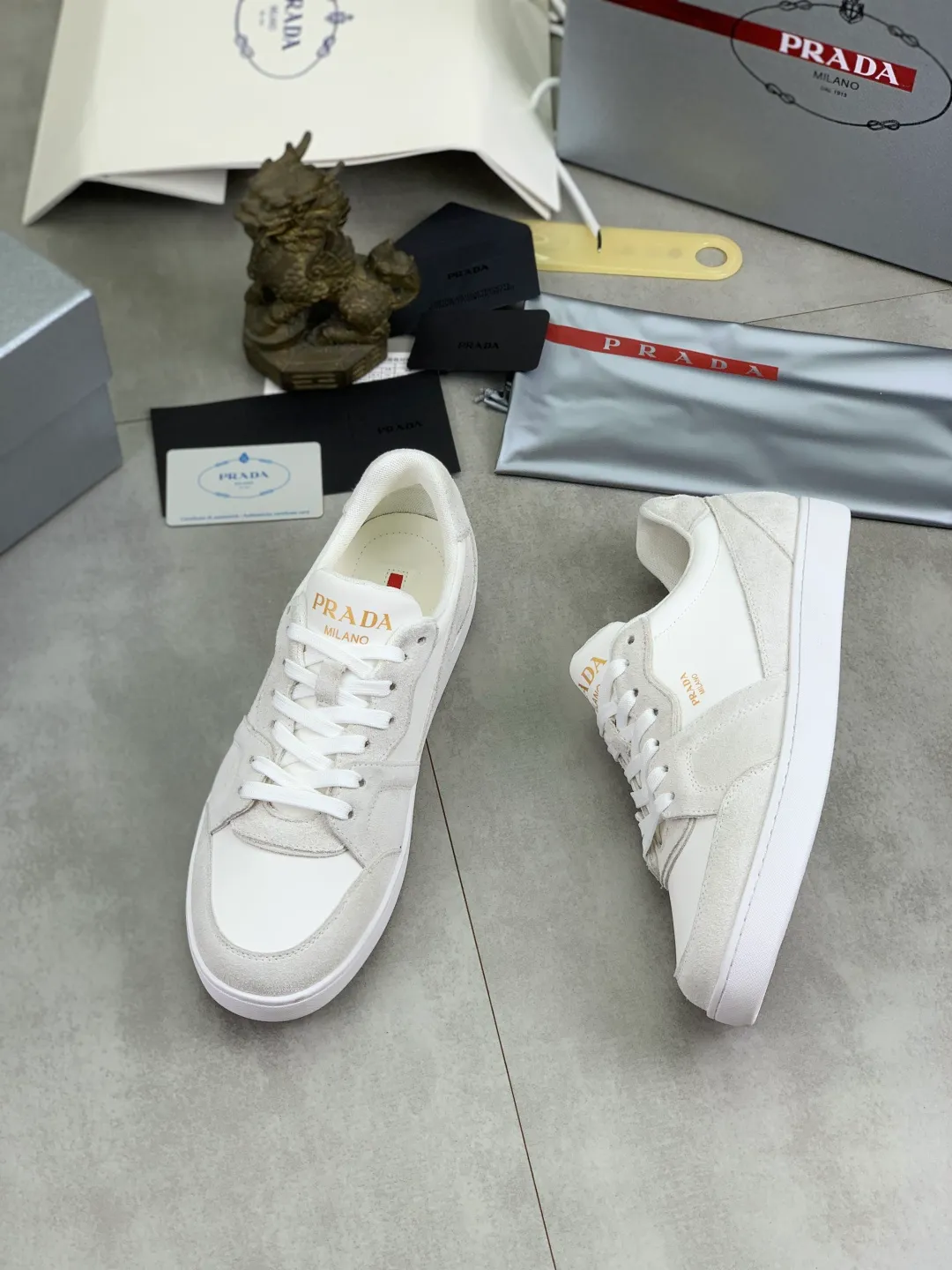 Men's shoes 💰P560💰[New model] The top version is available on the official website, 🆘 The trendy brand (Prada) mainly promotes the popular model, avant-garde and versatile fashionable men's shoes, private version mold opening, cowhide surface splicing 1:1.. Stylish and simple, original imported cowhide lining cowhide feet; the atmosphere and personality are more fashionable, eye-catching and pursuing class. It will subvert the old idea and be a must-have for fashionistas with you! Must keep it for yourself! Tall and comfortable, large and low, high-end quality workmanship. Official website’s new high-end outsole. Size: 38-45. Multiple colors available.